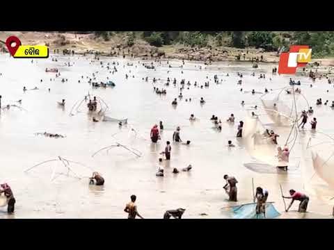 Hundreds Violate Lockdown Norms To Catch Fish In A Pond In Boudh