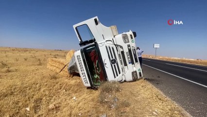 - Devrilen tırdaki saman balyaları etrafa saçıldı