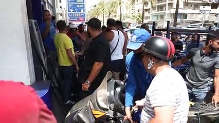 لبنان يرفع أسعار المحروقات لاحتواء شحّ الدولار الضروري للاستيراد
