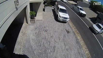 Une voiture sort du garage toute seule et finit sur la route