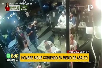 ¡Insólito! Hombre sigue comiendo mientras delincuentes asaltaban restaurante