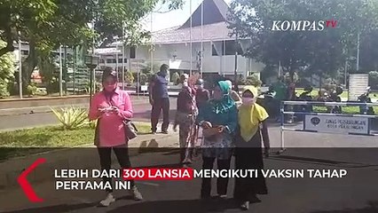 Pasangan Lansia 78 Tahun Semangat Ikuti Vaksinasi Covid-19