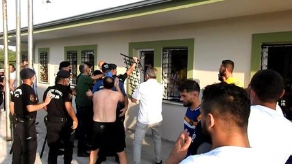 Futbolcuların kavgasında camlar kırıldı, parmaklıklar söküldü