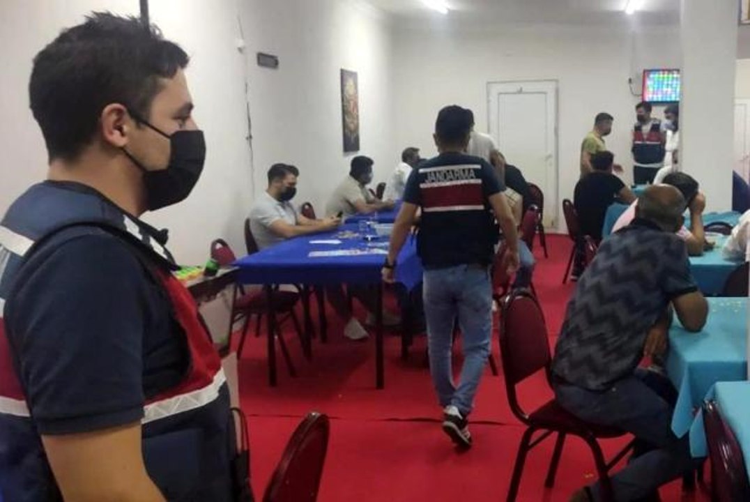 İzmir'de 111 kişiye kumar oynarken suçüstü
