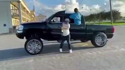 Il se fait écraser par sa propre voiture en tournant une vidéo TikTok !