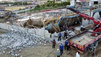 Çöken ağılda 150'ye yakın küçükbaş hayvan göçük altında kaldı