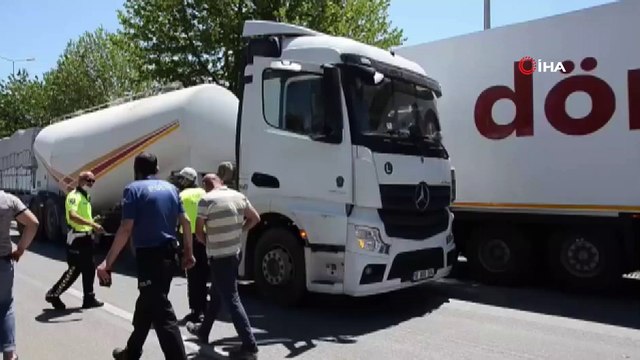 Panelvan, tıra arkadan çarptı 2 kişi yaralandı