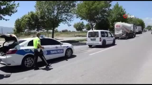 Panelvan, tıra arkadan çarptı 2 kişi yaralandı