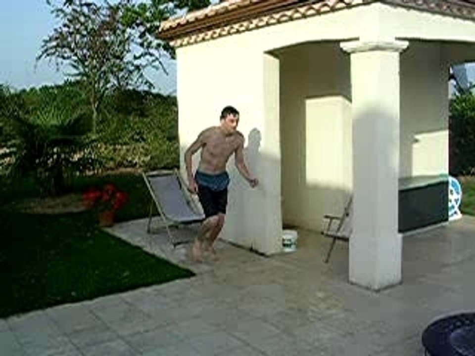 Loulou dans la piscine 2