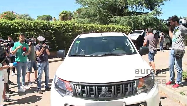 Polícia, guardia civil y personal judicial salen del domicilio de José Luis Moreno tras el registro