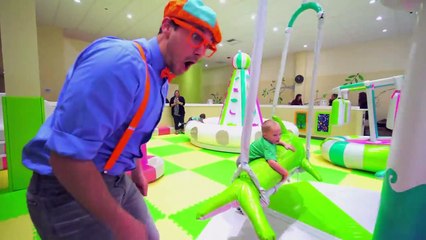  Blippi visita un patio de juegos cubierto - Giggle Jungle  | Videos de vehículos para niños