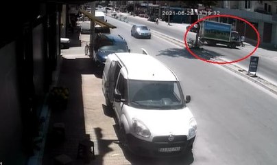 EL FİRENİ ÇEKİLMEYEN KAMYONET, GERİ KAYARAK HAFİF TİCARİ ARACA ÇARPTI