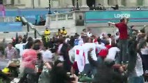 Les supporters anglais à Trafalgar Square célèbrent la victoire de l'Angleterre contre leurs vieux rivaux allemands en huitièmes de finale (2-0).