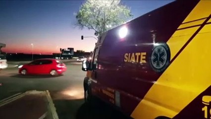 Mulher cai de triciclo elétrico na Praça da Bíblia e fica ferida