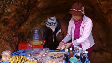 mqn-Julia vende repostería en una gruta en la montaña-270621