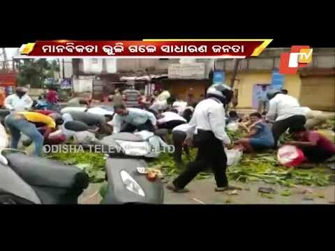 Bhubaneswar - Locals Scramble To Loot Veggies From Overturned Truck
