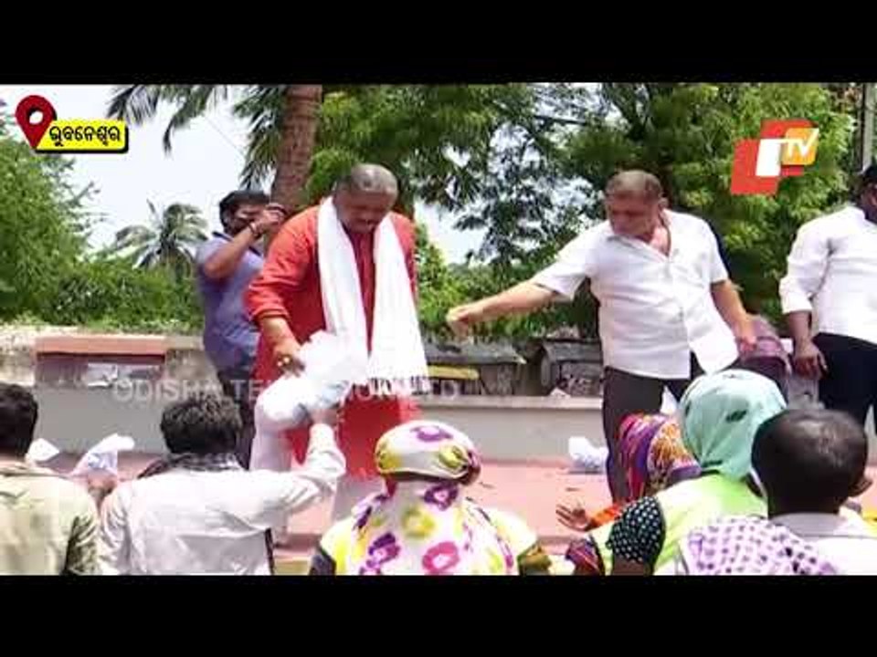 Congress Leader Suresh Routray Distributes Dry Food To Sanitation Workers Of BMC