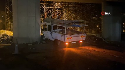 Kontrolden çıkan kamyonet viyadük inşaatına daldı: 4 yaralı