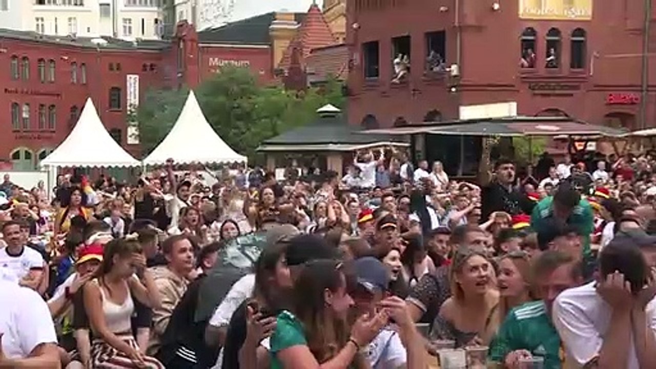 Deutschland fliegt aus der EM: Enttäuschte Fans in Berlin