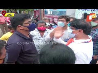 BJP Workers Stage Protest , Tear Posters Of CM Naveen Patnaik At Vaccination Centre In Berhampur