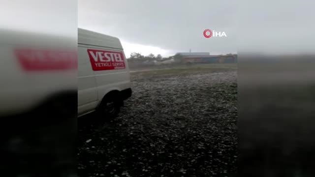 Çekilen battaniyeler de işe yaramadı... Ceviz büyülüğünde yağan dolu araçlara zarar verdi