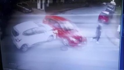 BAKIRKÖY'DE ÇARPIŞAN OTOMOBİLLERDEN BİRİ SAVRULARAK YAYAYA ÇARPTI