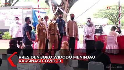Jokowi Tiba-tiba Pakaikan Jaket ke Warga Saat Tinjau Vaksinasi di Kendari