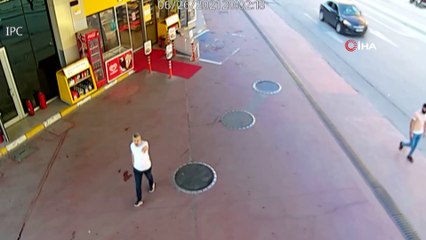 Zeytinburnu’nda benzin istasyonunda gazeteciye çarparak kaçan araç kamerada