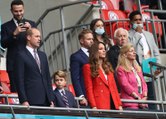 Kate Middleton : son fils George crée le buzz habillé en costume-cravate à un match de foot... Le sosie de son père, le prince William