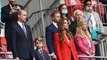 Kate Middleton : son fils George crée le buzz habillé en costume-cravate à un match de foot... Le sosie de son père, le prince William