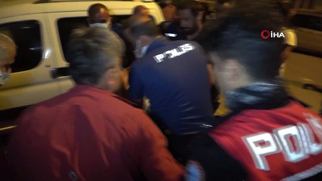 Sokak ortasındaki falçatalı intihar girişimini polis önledi