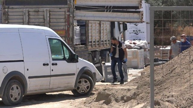 Kamyon şoförü 250 kiloluk seramik yüklü paletin altında kaldı