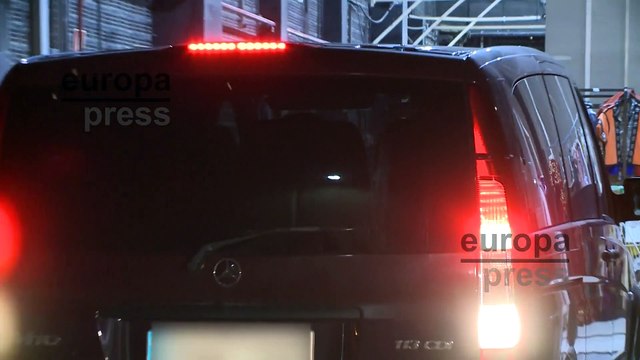 Una furgoneta con los cristales tintados sale de los estudios de José Luis Moreno