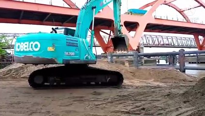 Proses bongkar muat pasir dari kapal||~loading and unloading sand from the ship