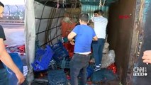 TEM Otoyolu'nda domates yüklü kamyonet devrildi: 3 yaralı