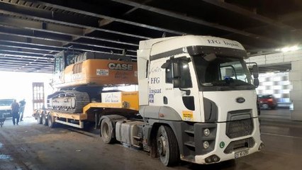TIR'IN DORSESİNDE TAŞINAN İŞ MAKİNESİ, ALT GEÇİDE TAKILDI