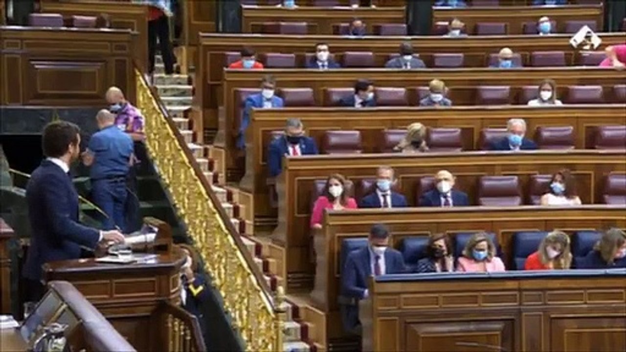 Casado responde a Sánchez en el Congreso.