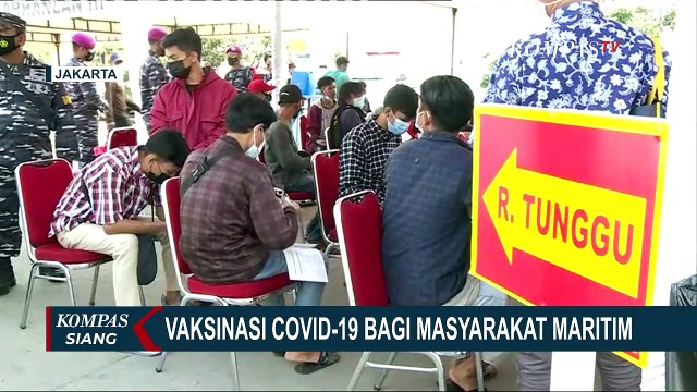 Di Sela Kunjungan Kerja, Presiden Jokowi Tinjau Vaksinasi Covid-19 Massal di Kendari