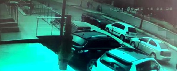 Ataşehir'de motosiklet ile elektrikli scooterın çarpıştığı anlar kamerada