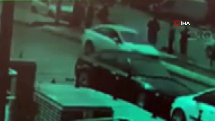 Ataşehir’de motosiklet ile elektrikli scooterın çarpıştığı anlar kamerada