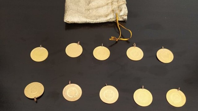 Yolda bulduğu 10 yarım altını polise teslim etti