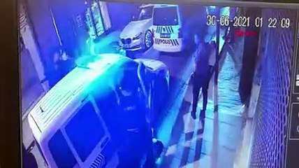 Tải video: Ünlü oyuncu Ayşegül Çınar'ın eski sevgilisi Furkan Çalıkoğlu, 7'si polis 12 kişiyi bıçakla yaraladı