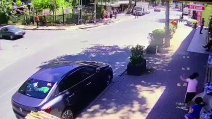 Kontrolden çıkan otomobil markete girdi, o anlar kameraya böyle yansıdı