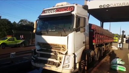 Colisão entre caminhões é registrada na praça de pedágios de Céu Azul, na BR-277
