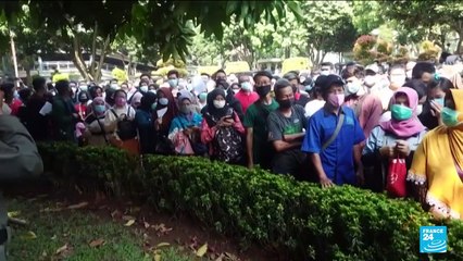 Covid-19 en Indonésie : des milliers de personnes devant un centre de vaccination