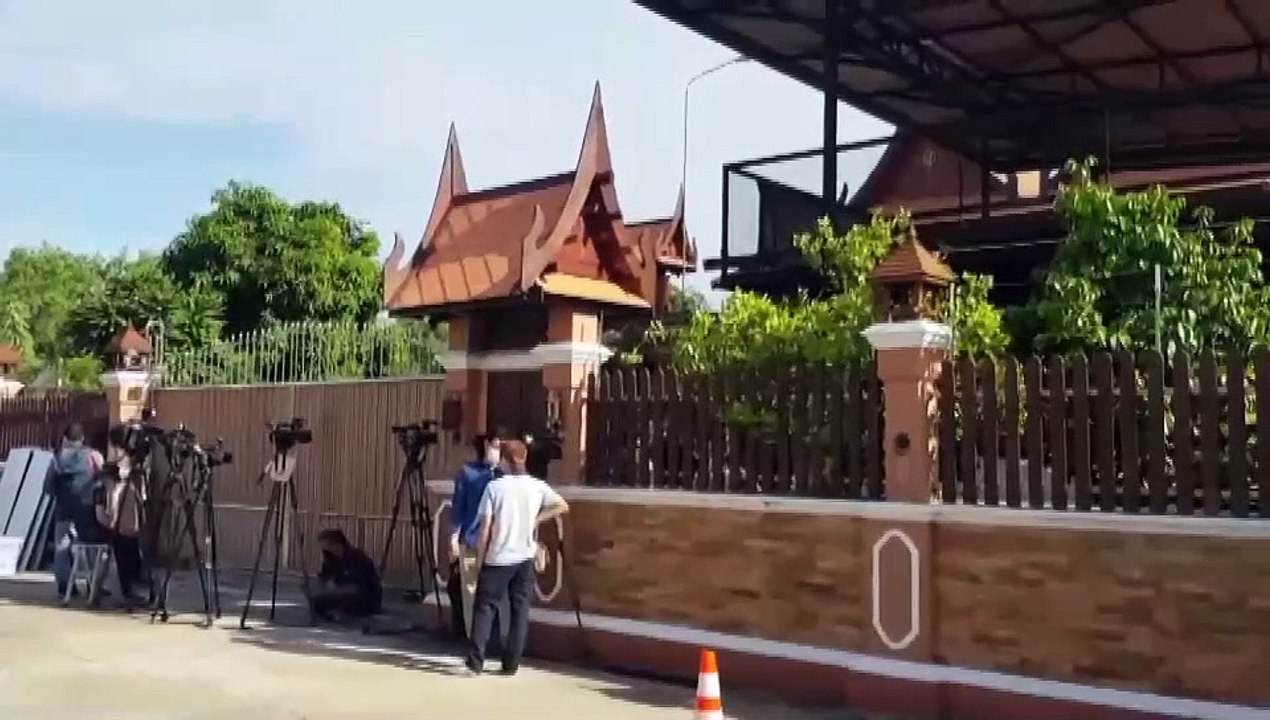 รอง ผบ.ตร. นำกำลังเจ้าหน้าที่ตำรวจชุดปราบปรามยาเสพติดเข้ายึดทรัพย์มูลค่า 50 ล้านบาท ของขบวนการค้ายาเสพติด