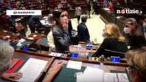 Laura Boldrini ritorna in Aula dopo l'operazione al tumore al femore: il lungo applauso della Camera
