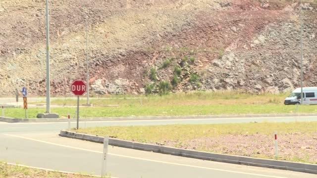 Kışladaki inşaatta göçük sonucu toprak altında kalan 2 işçi kurtarıldı (2)