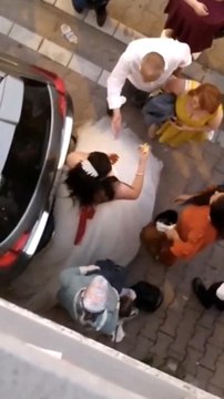 Düğünde takı krizi! Dünürler birbirine girdi, sinir krizi geçiren gelin arabayı böyle yumrukladı