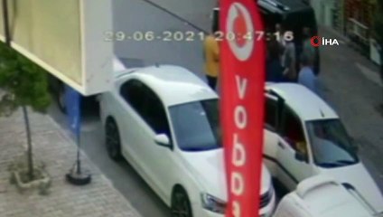 Yolun karşısına geçmeye çalışan küçük kıza otomobil çarptı: Kaza anı kamerada